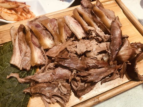 带皮手撕合盘      带皮手撕狗肉 狗狗好可爱 但是狗狗好好吃