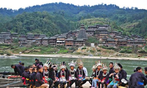 从江巨洞村都柳江畔两岸男女侗歌飞