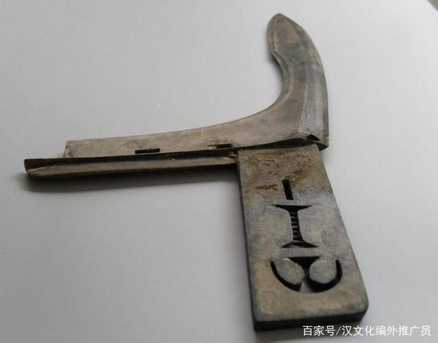 "吴钩",古代兵器,后泛指兵器.
