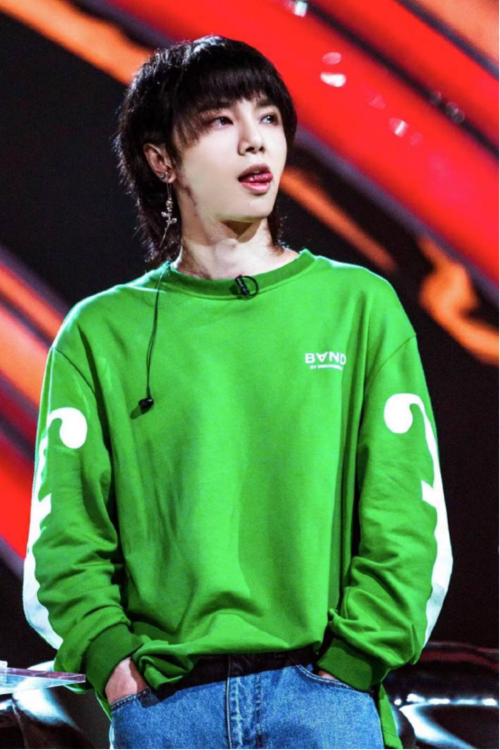 卫衣,连帽卫衣,华晨宇,穿搭,牛仔裤