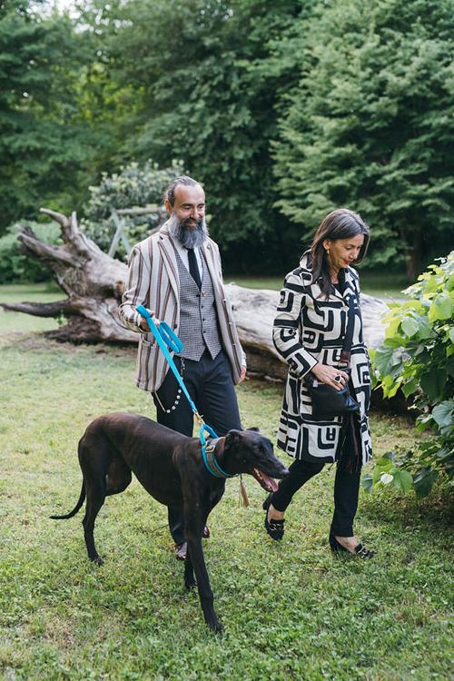 情侣,遛狗,木头