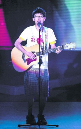 "快男"谭杰希凭借校园民谣再夺周冠军