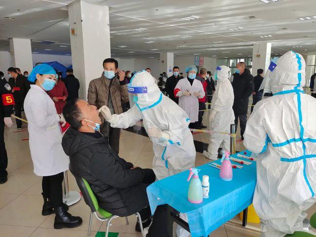 正在进行鄂尔多斯市1000人接受核酸检测时刻备战疫情