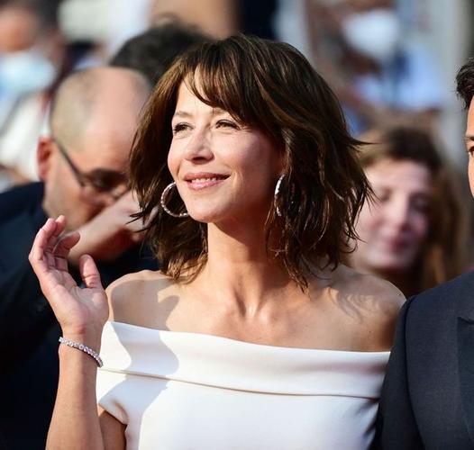 54岁的苏菲·玛索,戛纳红毯上优雅动人,身材婀娜多姿比少女还美