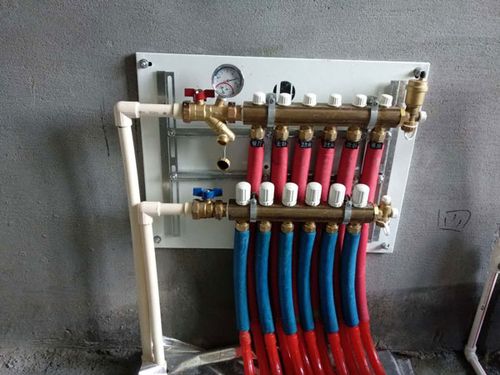 地暖分水器安装步骤:1,地暖分水器安装:连接进出水口每个环路加热管