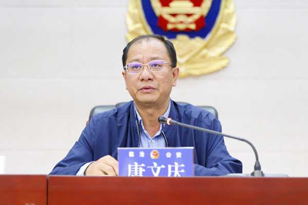 云南频道 法治   临沧市委常委,市委政法委书记唐文庆主持会议并讲话