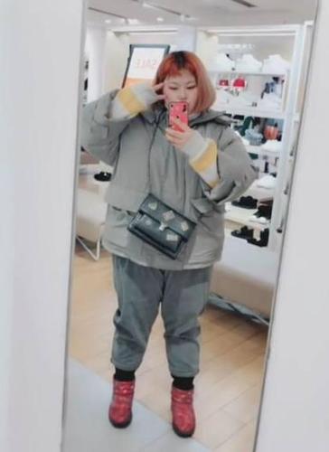 200斤的胖女生与帅小伙谈恋爱, 网友: 这位女生大概很有钱吧