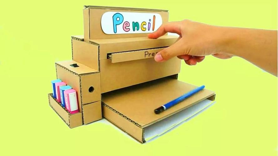别看是纸板做的,但隐藏了4大实用功能,这文具盒够霸气