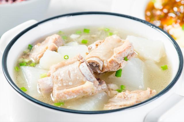 炖排骨汤,不要直接下锅,多做2个步骤,排骨又香又嫩,汤汁浓白