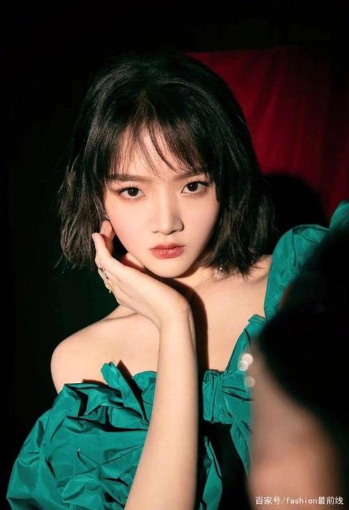 任敏晒气质穿搭绿色蝴蝶结拼色短裙优雅俏皮少女感十足