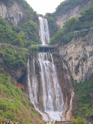 阳新滴水崖瀑布全貌_瀑布_景点_通便_游玩_花海_出行