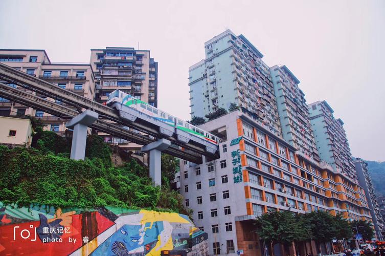 穿楼而进的地铁李子坝