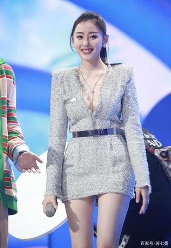 考验身材就服紧身裙,96斤张天爱都有小肚子,选不好真