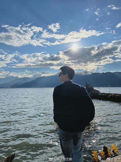 帅哥的背影都是那么帅气呀!