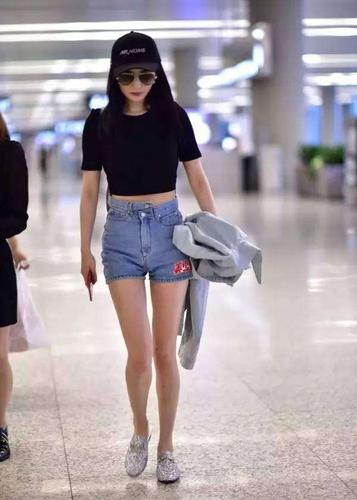看腻了杨幂穿短裤在机场秀腿,突然换成牛仔裤,还挺清爽的!
