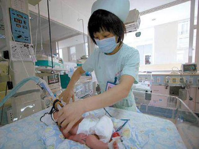 孕妇怀孕5个月孕检时,医生建议打掉胎儿,执意生下后追悔莫及