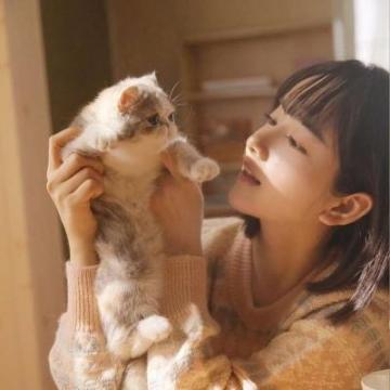 可爱女生和猫的头像超好看 爱而不得真的不如不遇见
