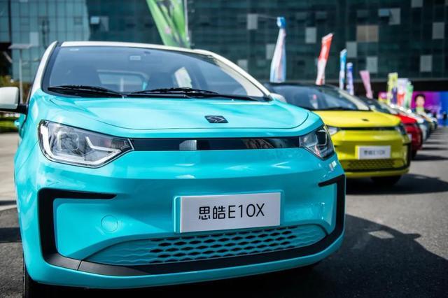 其实刚开始重庆新特汽车和中国一汽合作,由一汽代工产品,硅谷负责车