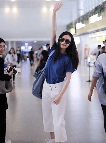 倪妮最新机场街拍,搭配的包真个性!