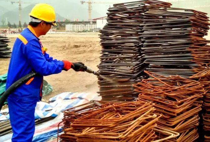 工地上裸露的钢筋如何防锈?万一生锈后,如果除锈?