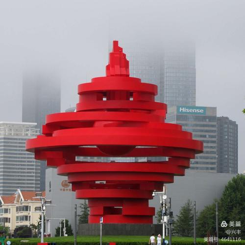 标志性雕塑"五月的风",以螺旋上升的风,造型是火红色,体现