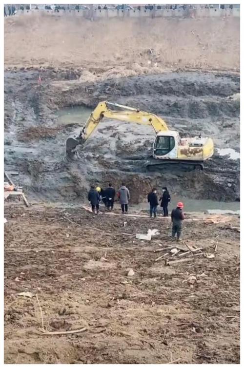 河北沧州泊头京杭大运河在清淤河道时发现古代沉船