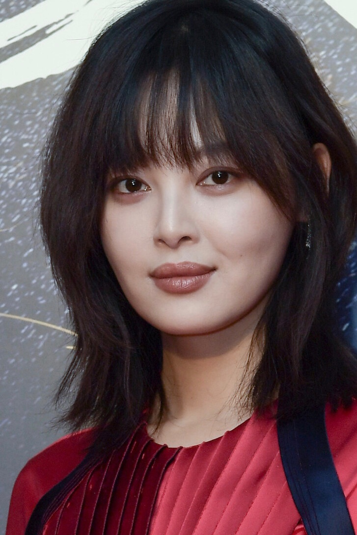 原创辛芷蕾气质感真绝了!穿红色连衣裙配齐肩发美出新高度,真吸睛