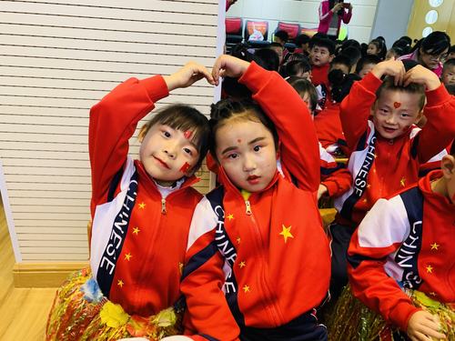 "童心温柔,拥抱祖国"——记大四班庆祝祖国71周年华诞