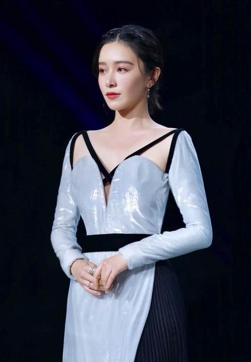 阚清子太会搭配,衣架子身材穿啥都好看,气质还清冷优雅