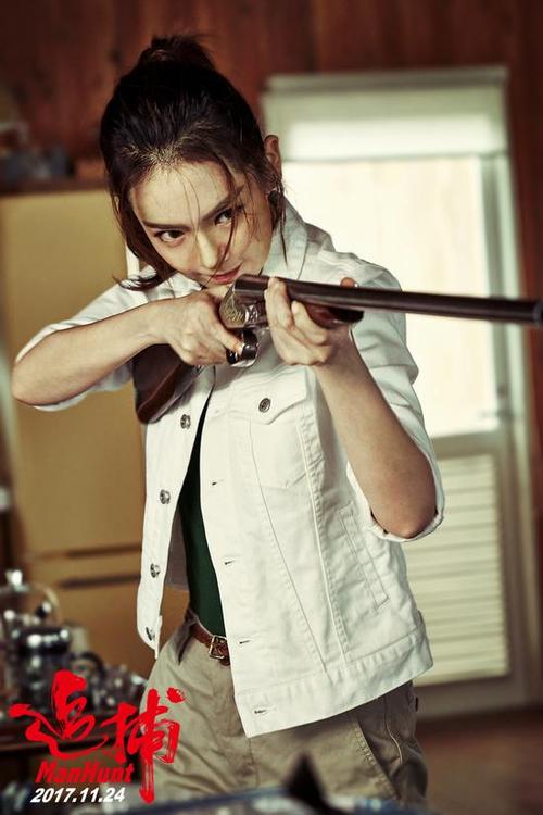 3,戚薇在电影中帅气开枪