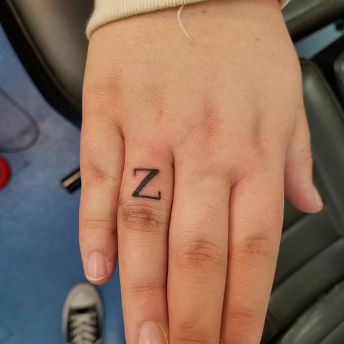 盖小姐手指英文字纹身图案