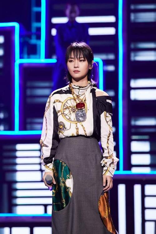 周笔畅身穿深v连衣裙性感又张扬而印花衬衫配半身裙优雅复古