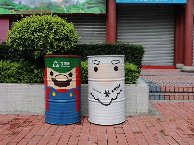 [转载]街区小景:油桶式花盆和垃圾箱