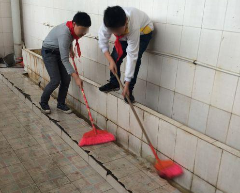 福州一小学要求学生扫厕所 校方:锻炼劳动能力