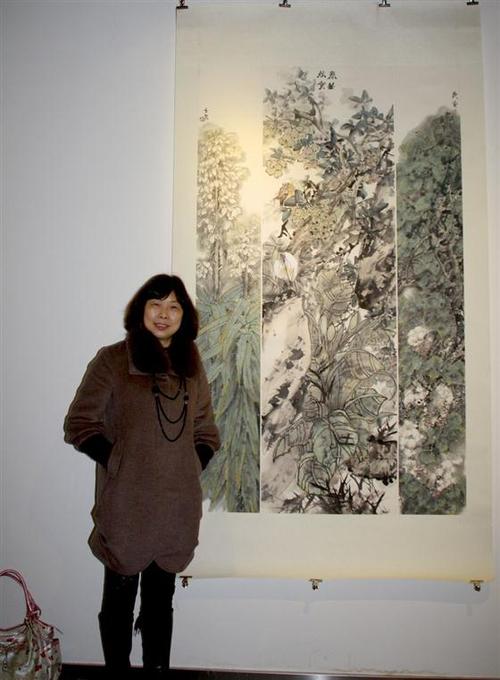 重庆女画家石文君在其作品前留影.蔡律摄