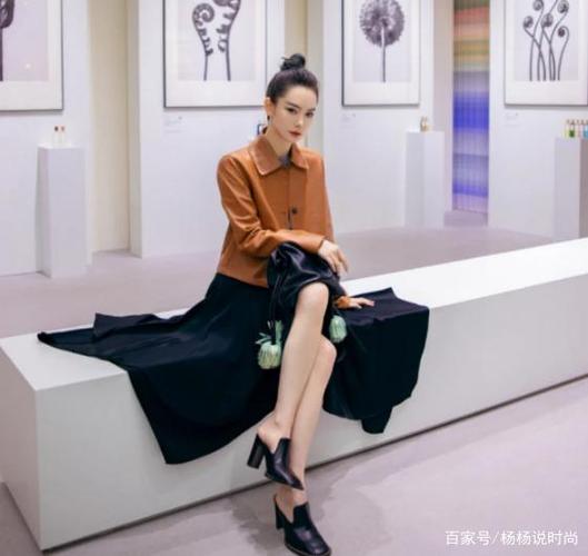 戚薇看起来又凶又可爱,不规则连衣裙让腿部更修长,不
