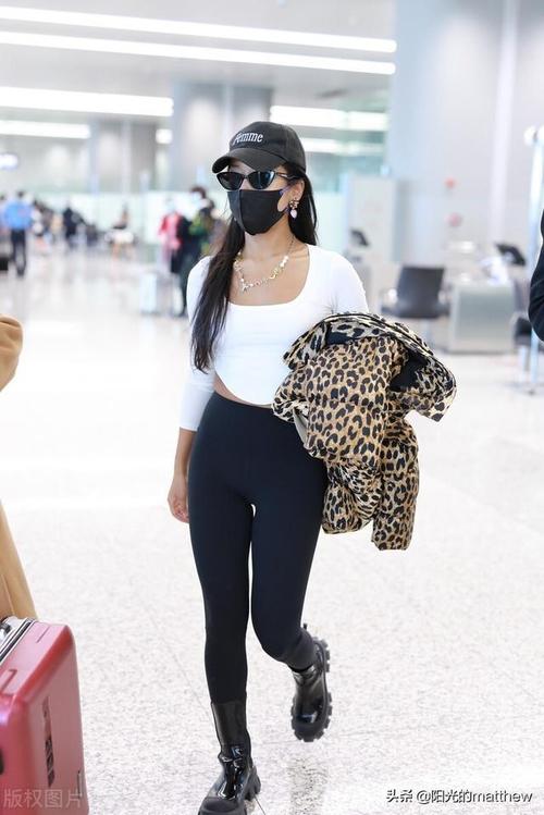 街拍吉克隽逸豹纹外套白色露腰上衣黑色紧身裤性感迷人