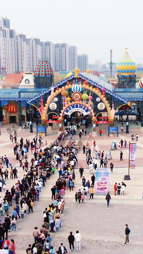 8秒航拍哈尔滨最大的游乐园排队无止境