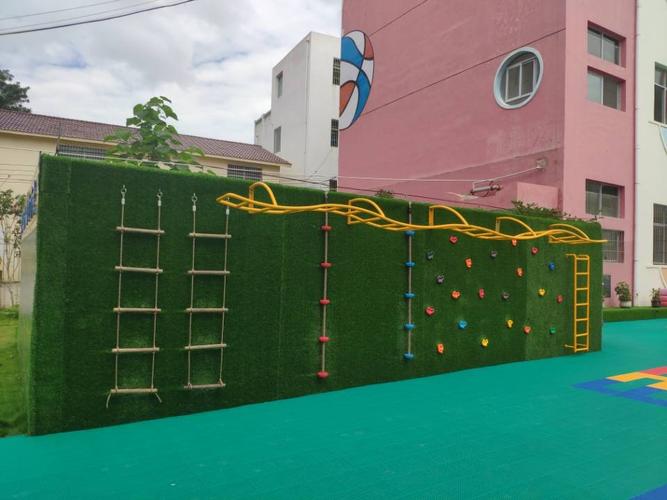 户外创设了符合幼儿特点的篮球场,玩沙池,嬉水池,种植园,攀爬