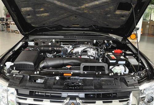 三菱帕杰罗 发动机皮带安装方法