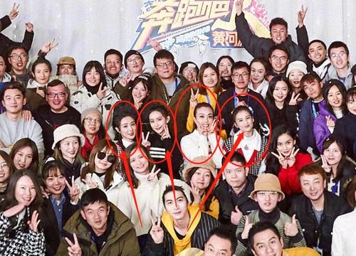 《跑男》杀青大合影,baby主动让位女嘉宾,都别再说她抢风头了