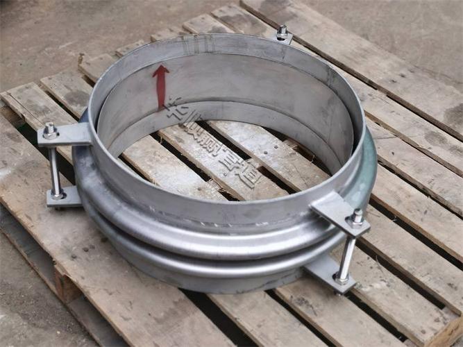 建议将波纹补偿器远离弯头及上翻处固定支架,改在靠近另一侧固定支架