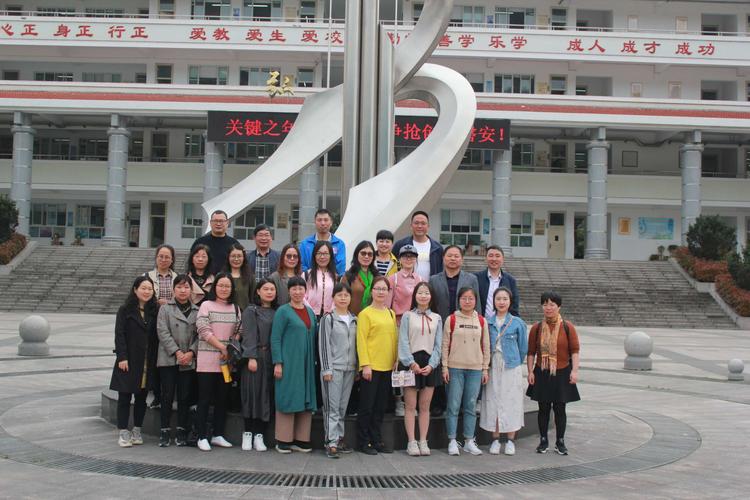 椒江五中领导,教师到我校调研,我校施向荣,陈培珍老师进行了班主任