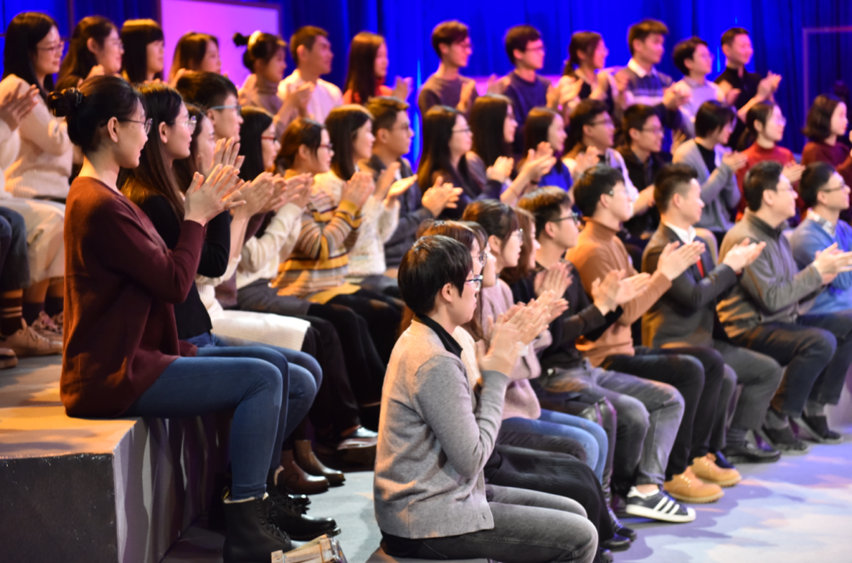 东方卫视政论节目引年轻观众热议真香听张维为讲述这就是中国