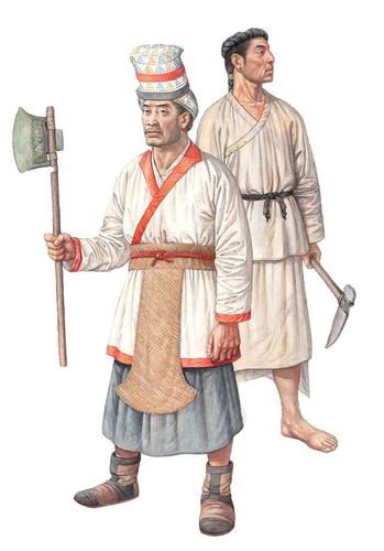 左为商朝贵族男子服饰 右为商朝平民男子服饰 西周 西周的服饰延续了