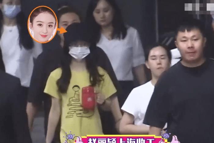 原创赵丽颖手持保温杯被拍,细看她无精修下的长腿,这腿型认真的?