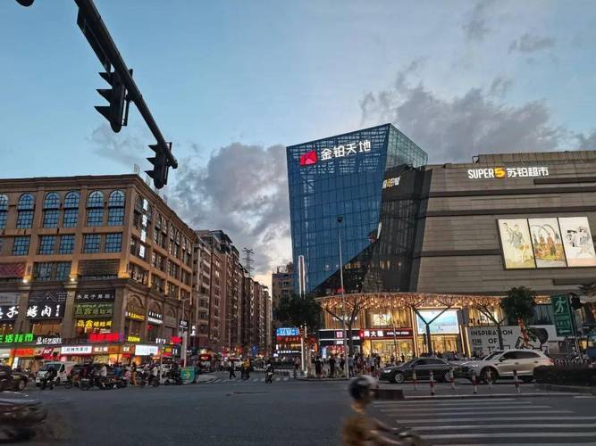 嘉禾金铂天地周边实拍新门楼市场新门楼市场的房源主要是偏轻公寓式