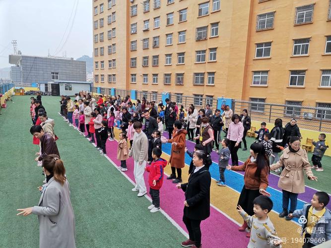 大手拉小手,快乐动起来——智慧家幼儿园大班亲子游戏活动