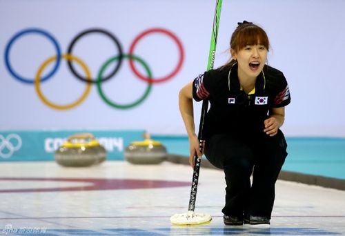 由李瑟玉,申美星,金恩智以及金智善四名美女选手组成的韩国女子冰壶队