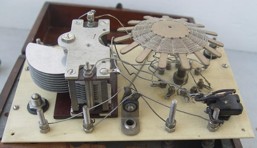 既然是矿坛,咱就贴几张老矿石收音机照片,供大家观赏收藏.